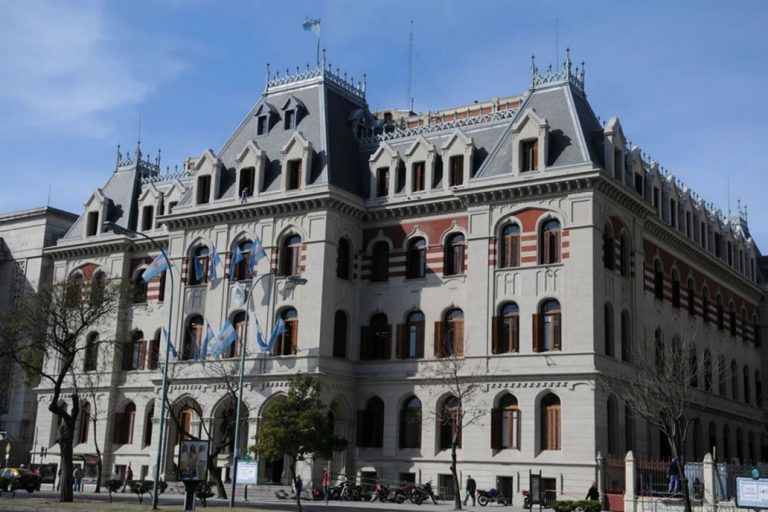 Eliminarán más de 80 cargos públicos del Ministerio de Agroindustria