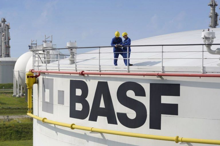 BASF fabricará productos con plásticos reciclados químicamente.