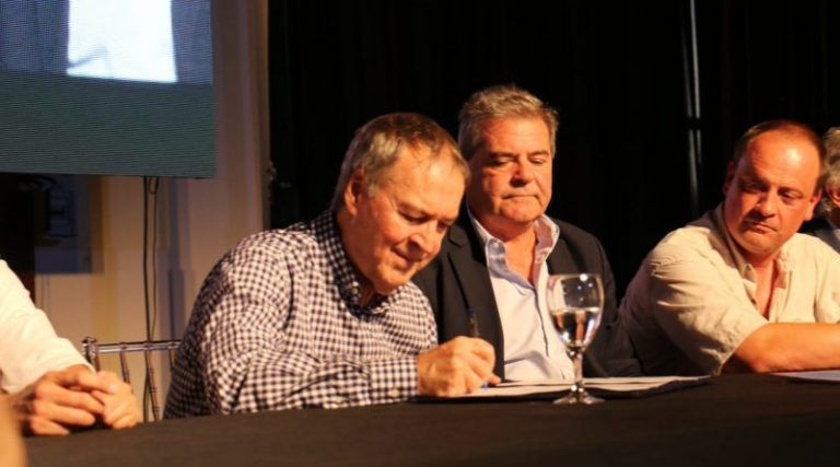 Córdoba construye primer camino rural con capital público-privado