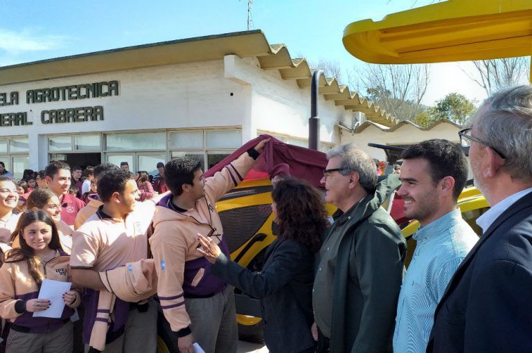 Agricultura entregó un invernadero y maquinaria a dos escuelas de Córdoba.