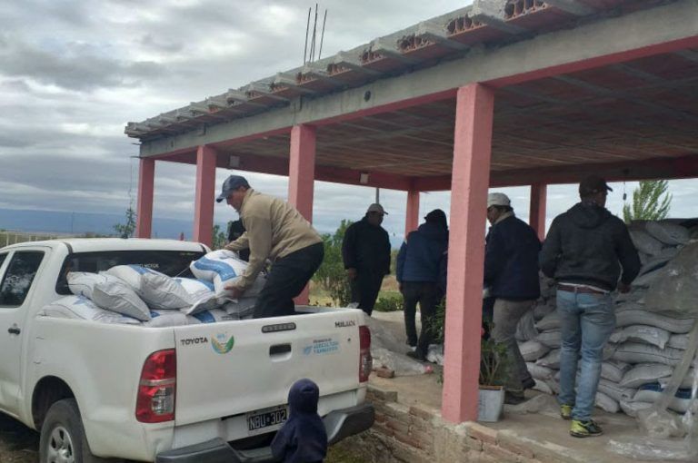 Tras los Incendios, Córdoba asiste a pequeños productores con balanceado.