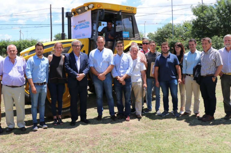 Agricultura: entregaron aportes y maquinaria para conservación de suelos en Alta Gracia