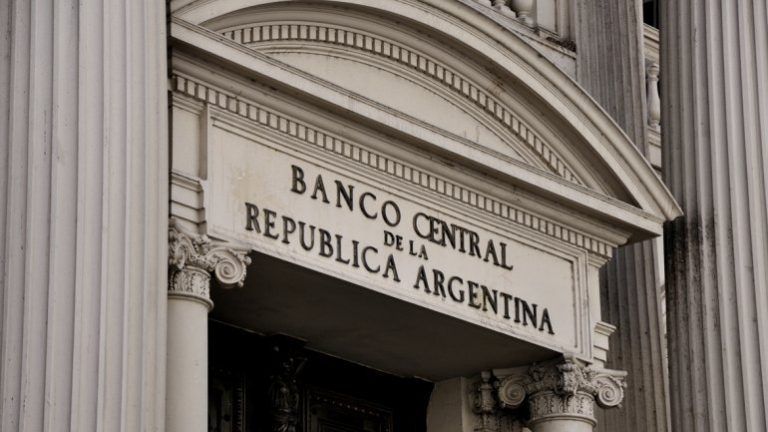 El Banco Central extendió la obligatoriedad de liquidar divisas por exportaciones