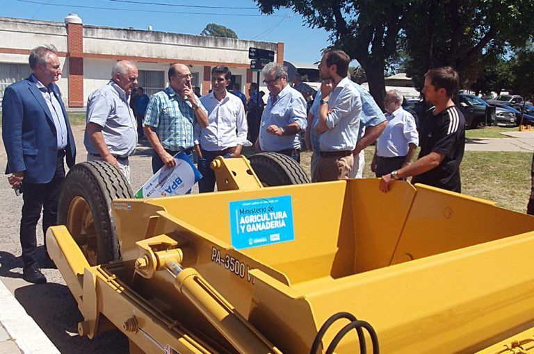 Entregaron maquinaria y aportes a productores del sur provincial
