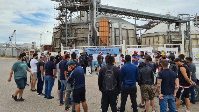 Aceiteros deciden extender la huelga que afecta a los puertos