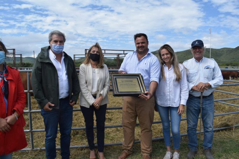 Distinguen a Cabaña La Dominga por su éxitos en Braford