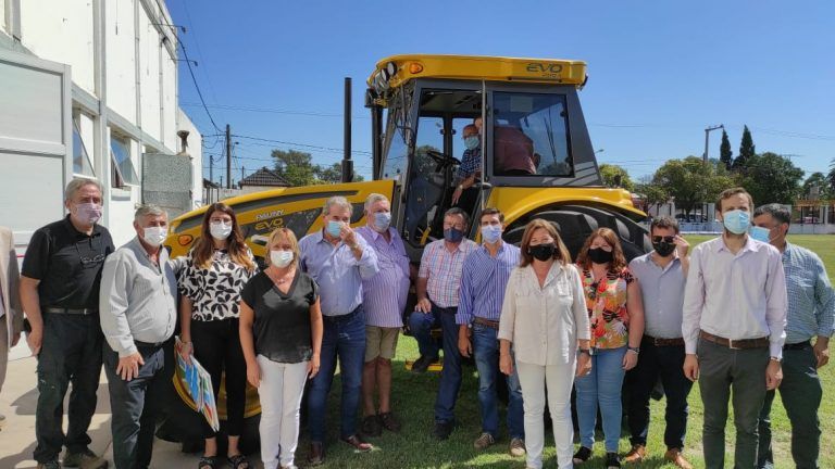 Moldes: entregan más de 4 millones y un tractor a productores