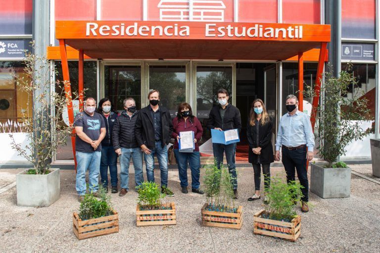 La FCA entregó nativas a la Secretaría de Ambiente