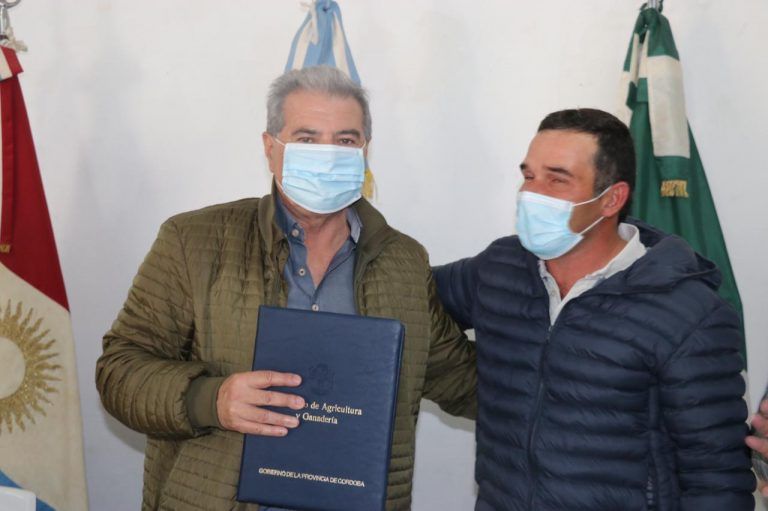 Suelos: el consorcio Santa Rita recibió un tractor para fortalecer obras