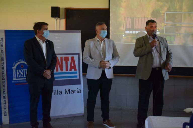 ESIL y el INTA presentaron el proyecto para Tambo robotizado en Villa María