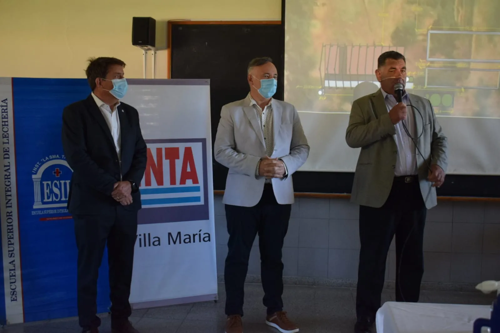 ESIL y el INTA presentaron el proyecto para Tambo robotizado en Villa María