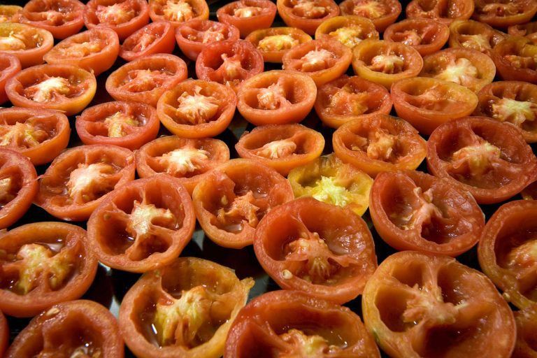 Crean tomates que producen tanta vitamina D como dos huevos