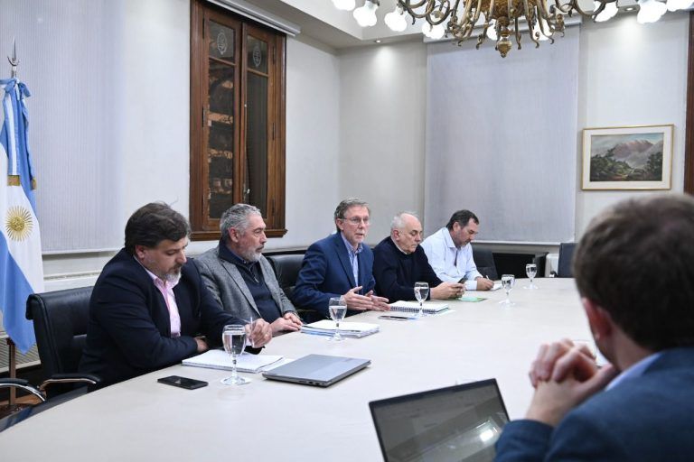 El Gobierno ratificó que seguirán los cupos a exportaciones de granos y carnes
