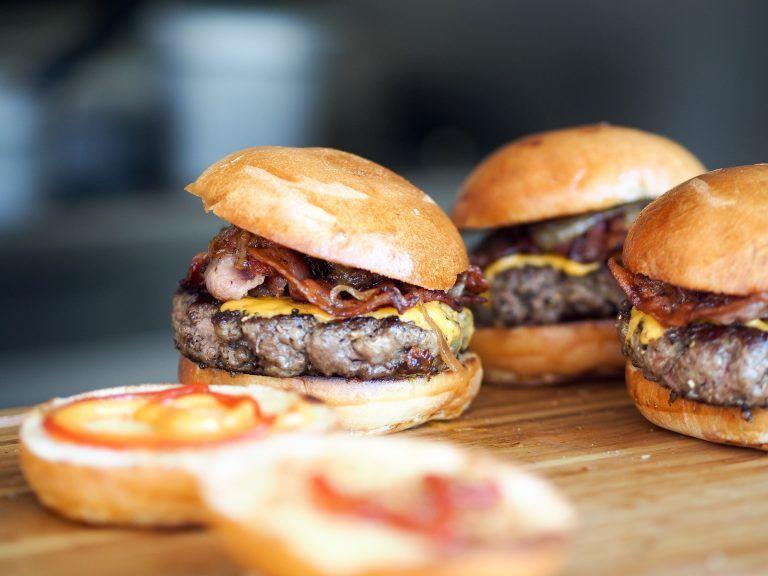 Cuidemos el medio ambiente: ¡Sigamos comiendo hamburguesas!
