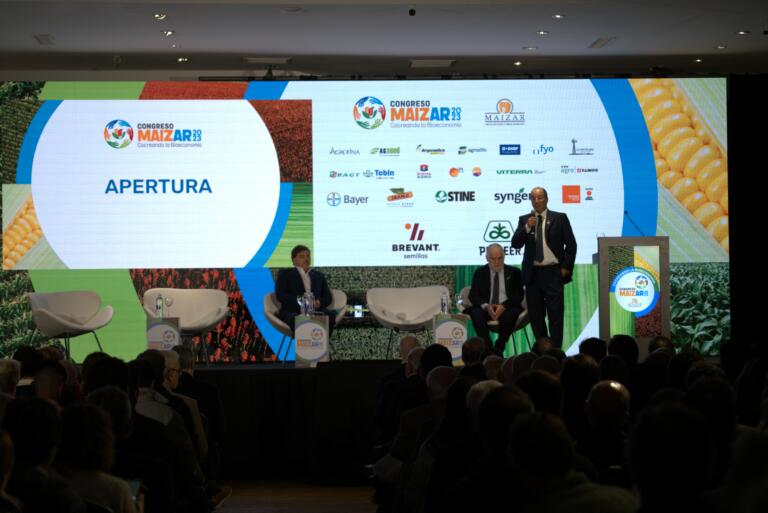 La bioeconomía del maíz y el sorgo, expresadas en un traje y zapatillas en la apertura de Maizar