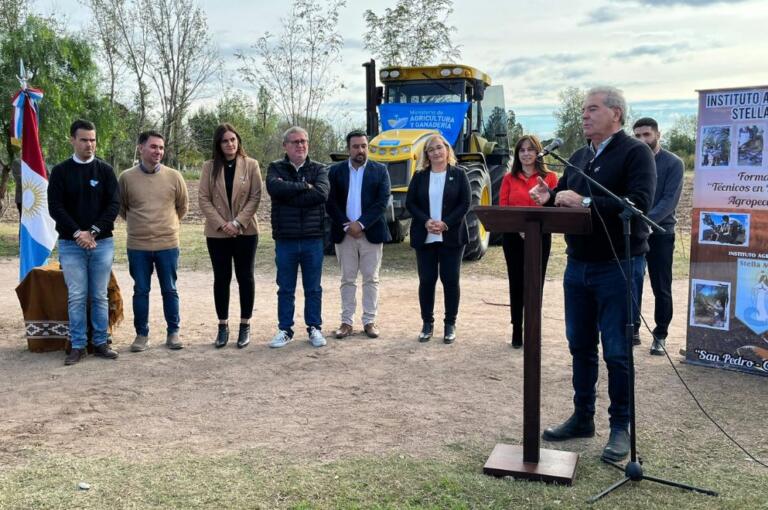 En Traslasierra, Busso entregó maquinaria, aportes y una patrulla rural