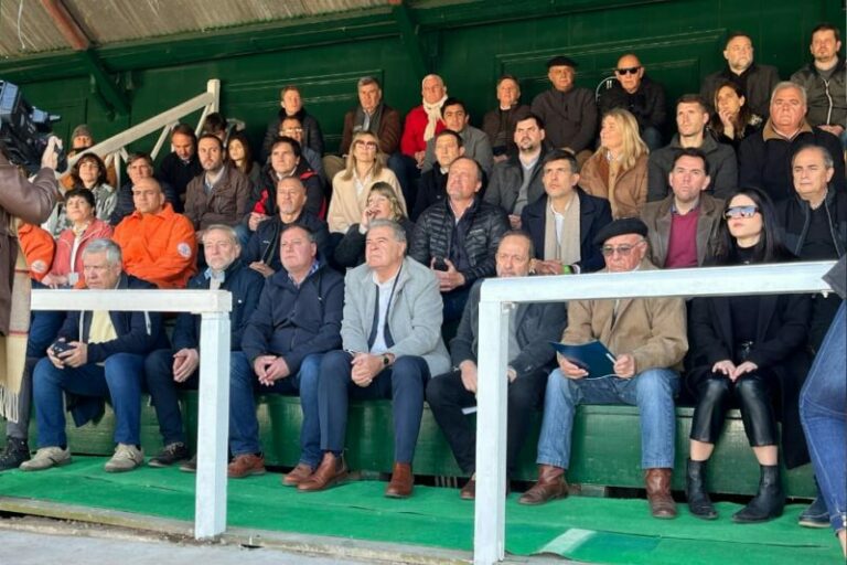 Busso encabezó el acto oficial de Expo Laboulaye y entregó un tractor a la Rural