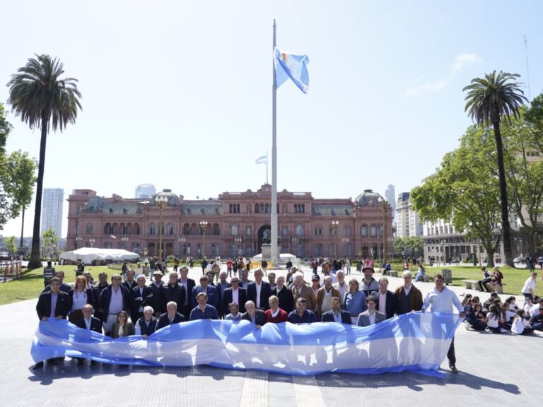Más de 80 entidades participaron de la fotografía con un mensaje previo a las elecciones
