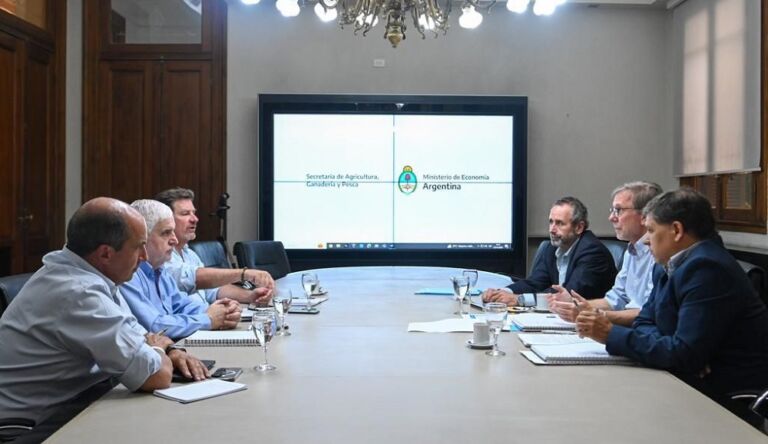 Arrancó la transición en el Campo: Juan José Bahillo recibió a Vilella para ajustar el traspaso