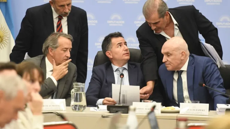 El Gobierno consiguió despacho de mayoría para tratar la Ley Ómnibus, con aumento de retenciones