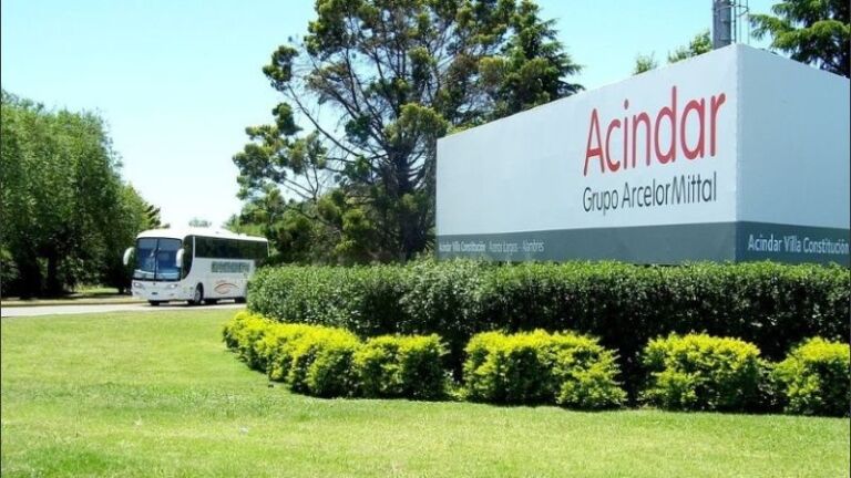 Por la caída de las ventas suspenden por un mes la producción en la planta de Acindar