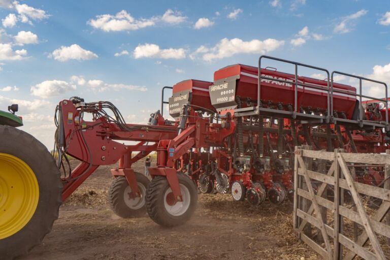 Apache consolida su modelo 99000 como la sembradora oficial de Expoagro 2024 edición YPF Agro