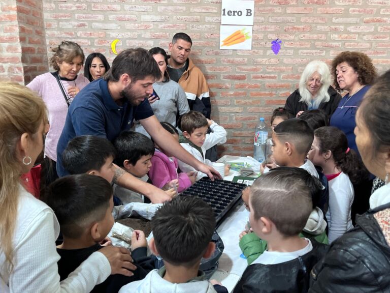 Con el proyecto Cultivando Vínculos, la huerta va a la escuela