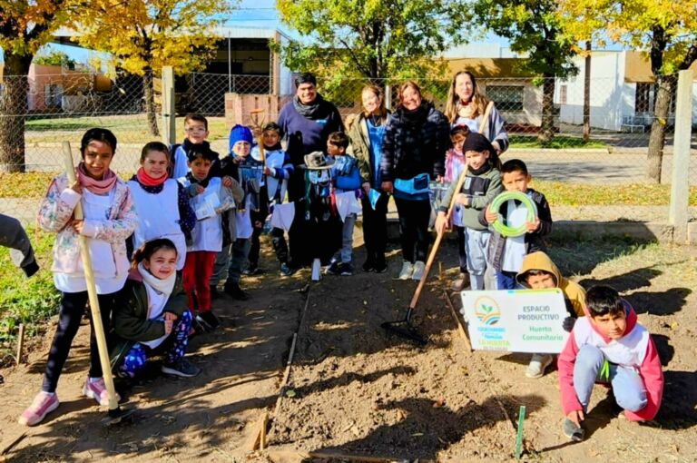 Escuelas del interior y capital recibieron kits de herramientas y semillas para Cultivar Vínculos
