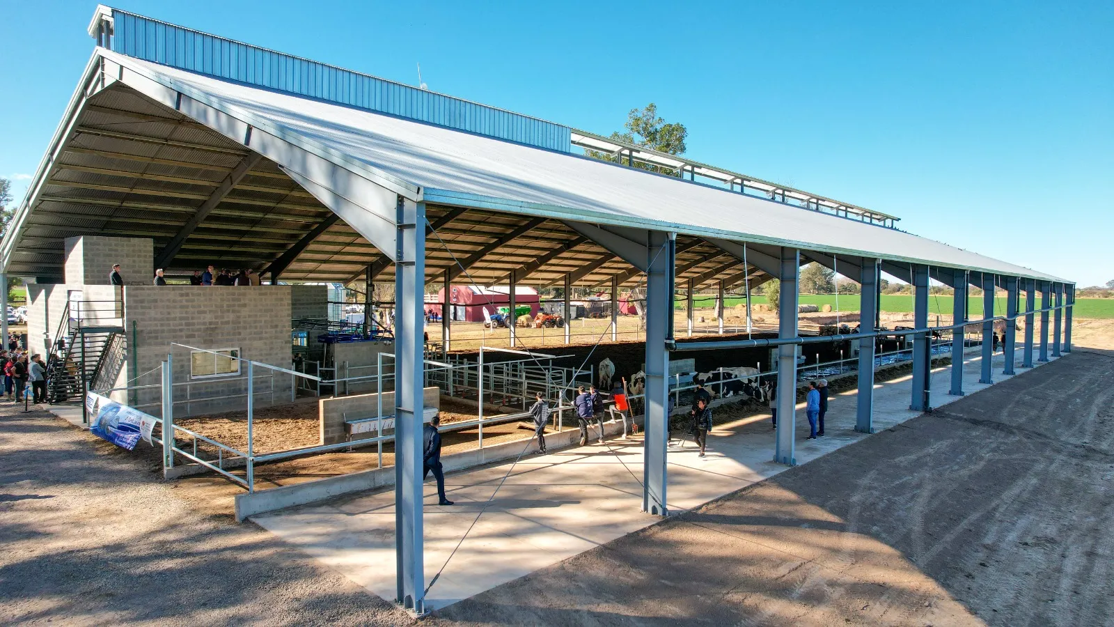 Presentan en sociedad el Proyecto Campo Cárcano, el tambo robotizado de ordeñe voluntario del ESIL e INTA