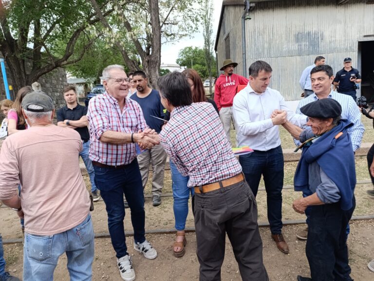 Incendios: Entrega de insumos y aportes por más de $700 millones a productores afectados
