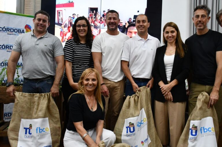 Ambiente entregó equipamiento para seguir impulsando la producción de huertas comunitarias