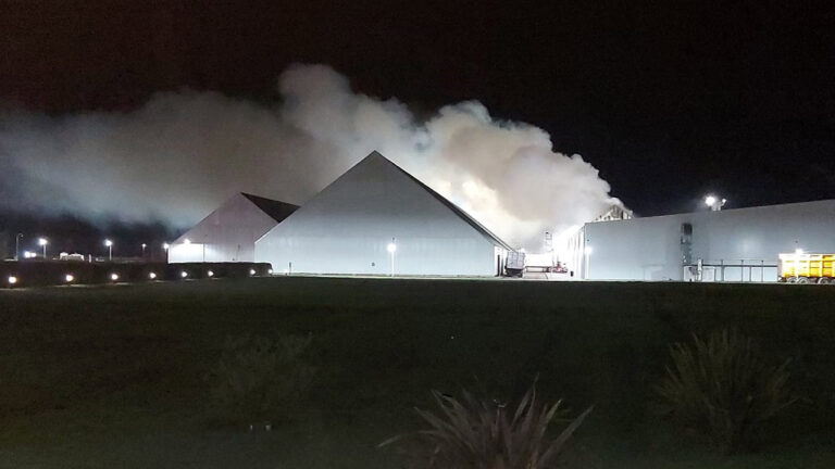 Despúes de varios días lograron extinguir el incendio en la planta de Manisel en Pasco