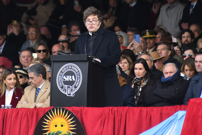 Milei anunció una baja permanente de retenciones al campo en la Rural de Palermo