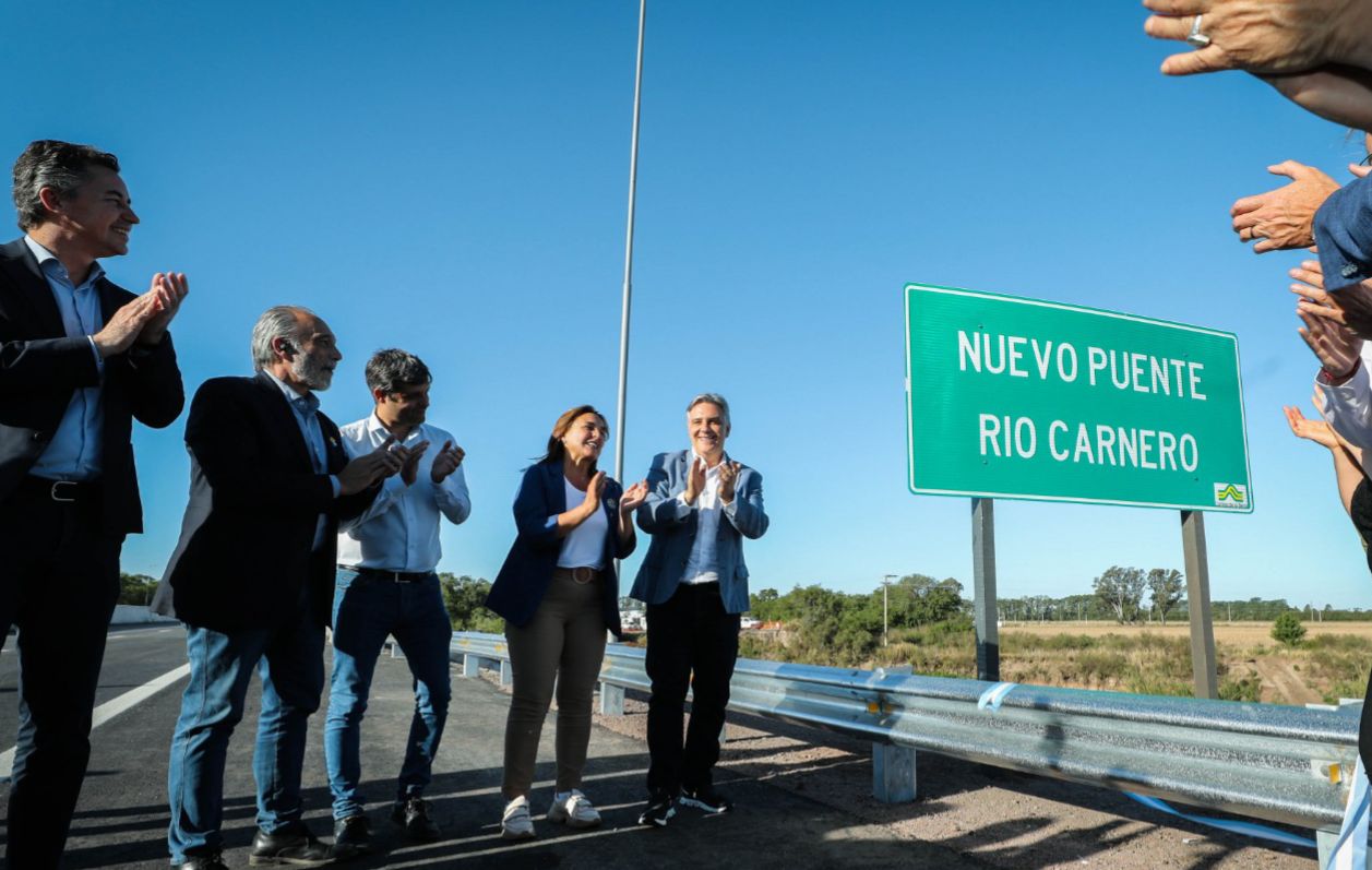 Llaryora habilitó crucial tramo de la duplicación de la Ruta 9 Norte y estrenó un puente sobre el Río Carnero