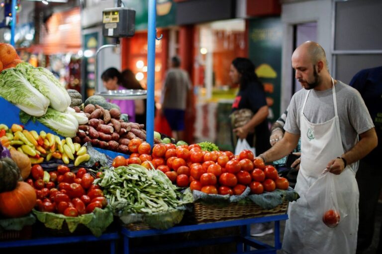 Precios de hortalizas suman a la inflación y se dispara una brecha del 92% entre mercados y supermercados