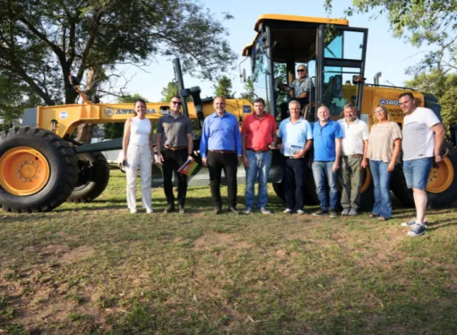 Inversión estratégica en el sur de Córdoba: Busso entregó maquinaria y fondos para obras hídricas y viales