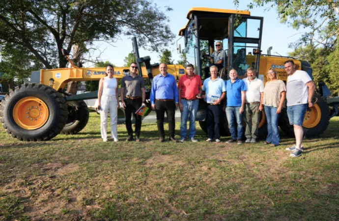 Inversión estratégica en el sur de Córdoba: Busso entregó maquinaria y fondos para obras hídricas y viales