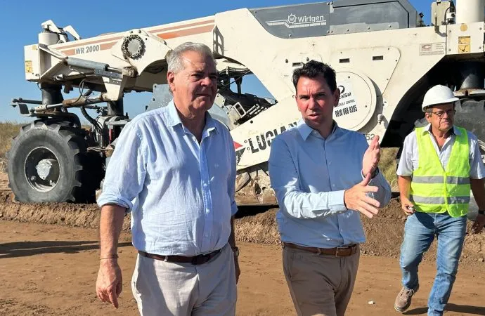 Córdoba impulsa la infraestructura rural en Río Cuarto con obras estratégicas en caminos y gestión hídrica