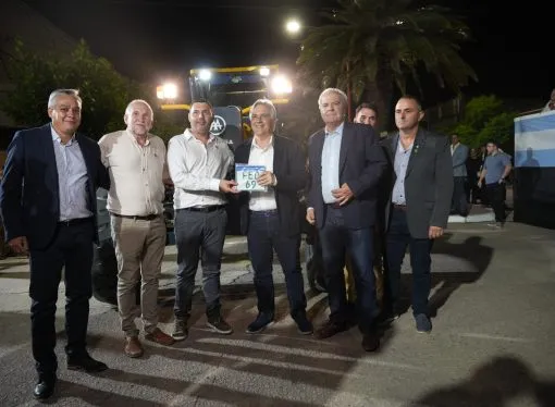 Impulso para el agro en Villa Huidobro: Llaryora entregó maquinaria, aportes económicos y móviles de seguridad