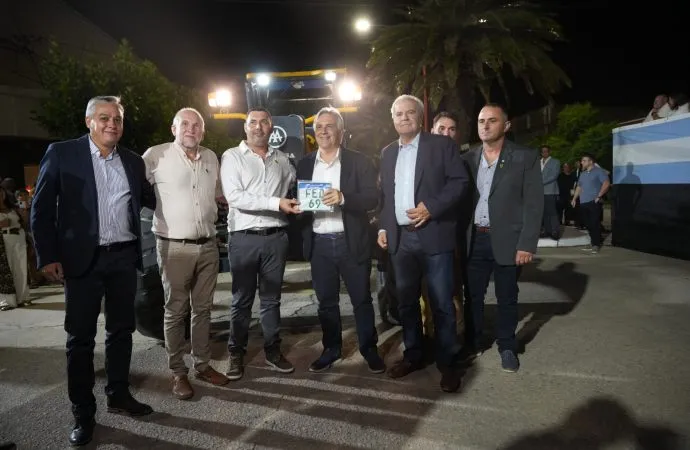 Impulso para el agro en Villa Huidobro: Llaryora entregó maquinaria, aportes económicos y móviles de seguridad