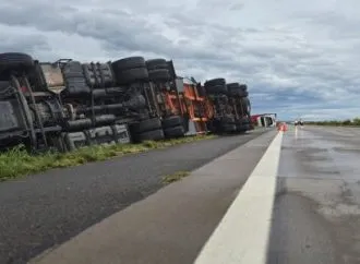 Fuerte temporal en Córdoba y Santa Fe: vuelco de camiones, familias evacuadas y graves daños materiales
