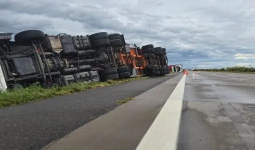 Fuerte temporal en Córdoba y Santa Fe: vuelco de camiones, familias evacuadas y graves daños materiales
