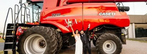 Cuando el amor va sobre ruedas: una pareja de productores dio el “sí” a bordo de una cosechadora