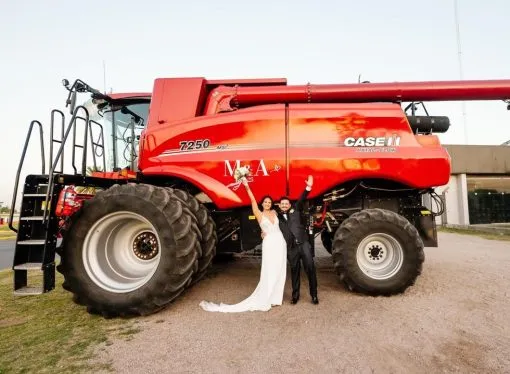 Cuando el amor va sobre ruedas: una pareja de productores dio el “sí” a bordo de una cosechadora