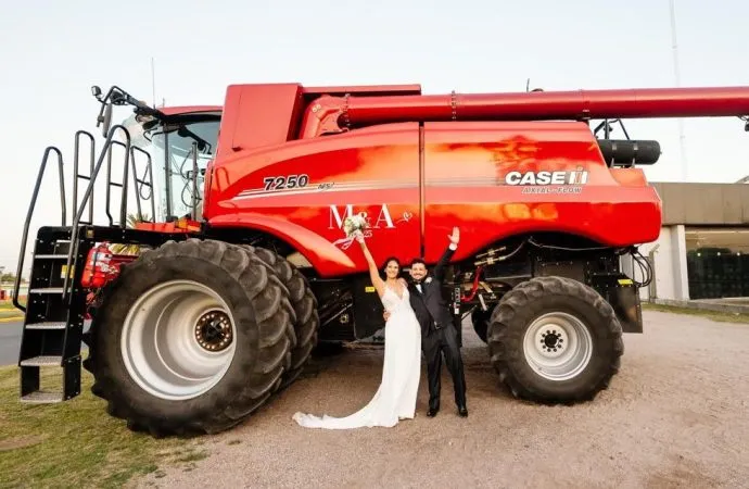 Cuando el amor va sobre ruedas: una pareja de productores dio el “sí” a bordo de una cosechadora