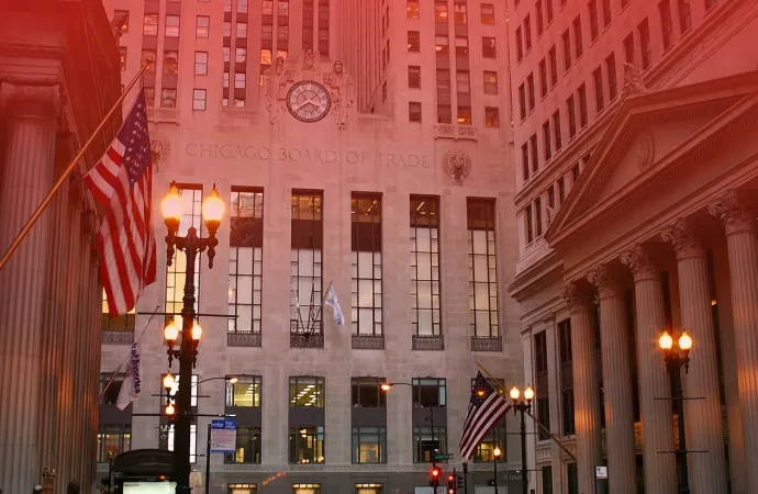 Cierre de Semana en Rojo para Chicago: El Repunte del Dólar y la Amplia Oferta Global Presionan los Precios