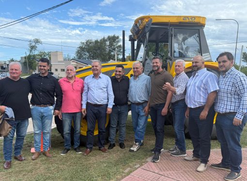 Pueblo Italiano: El Gobierno de Córdoba fortalece la infraestructura rural con maquinaria y aportes a productores