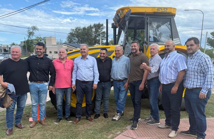 Pueblo Italiano: El Gobierno de Córdoba fortalece la infraestructura rural con maquinaria y aportes a productores