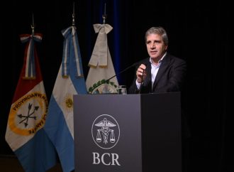 Luis Caputo en la Bolsa de Comercio de Rosario: «Las retenciones van a ir a cero, pero hoy generaría déficit fiscal»