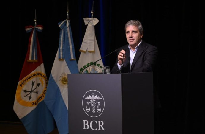 Luis Caputo en la Bolsa de Comercio de Rosario: «Las retenciones van a ir a cero, pero hoy generaría déficit fiscal»